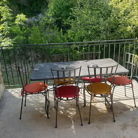 Des Gorges De Trente Pas Saint-Ferreol-Trente-Pas